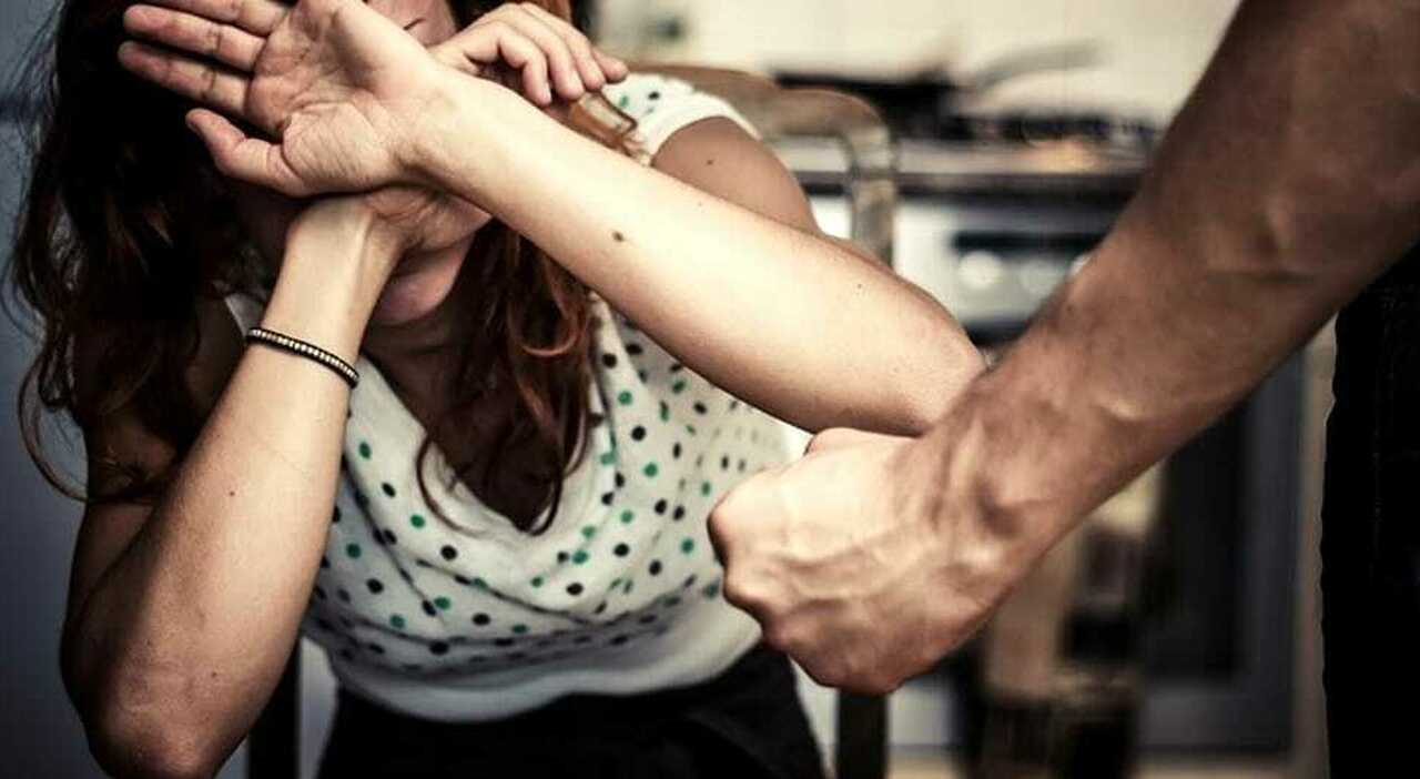 Ercolano, picchia la compagna ​e si barrica in casa armato di coltello