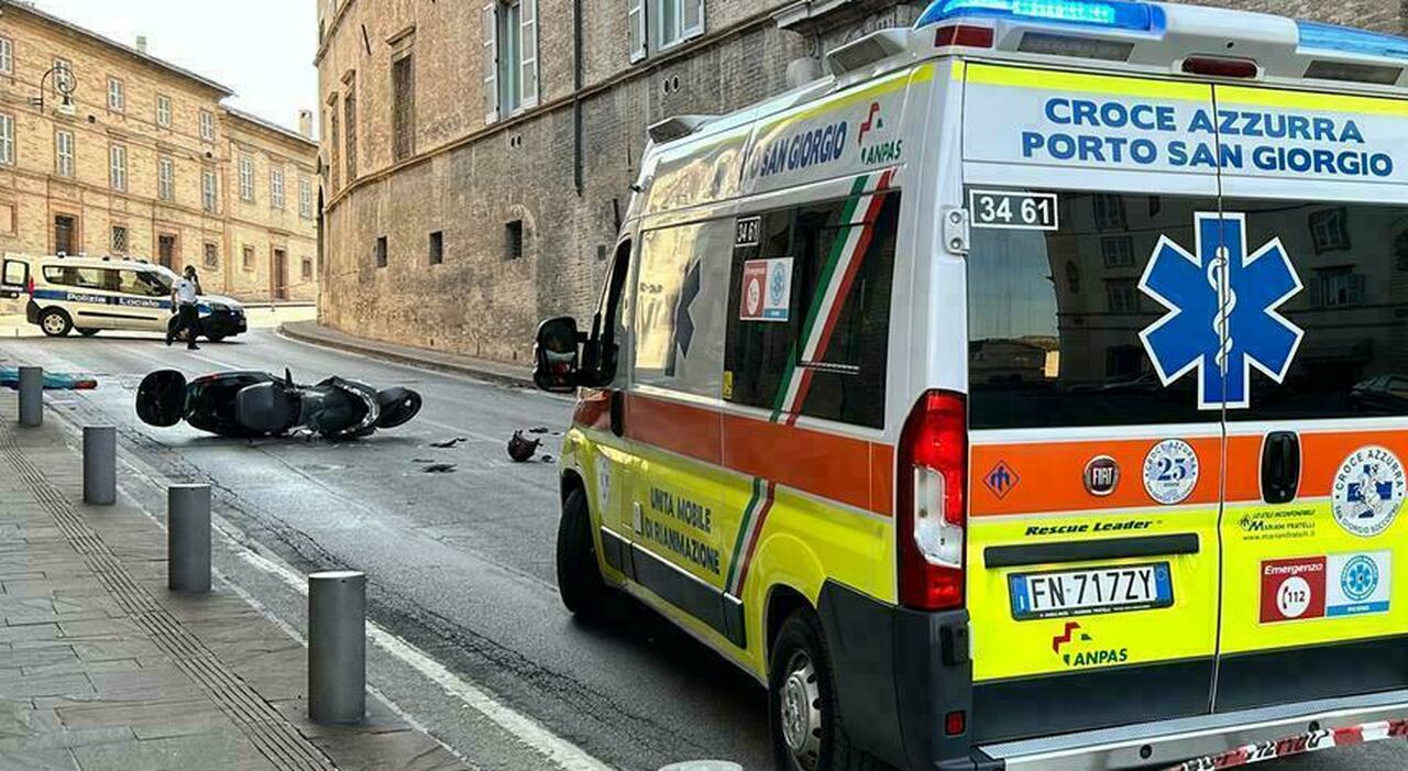 Tragico schianto a Fermo, con lo scooter contro un pilone di ferro. Operaio di 44 anni muore sul colpo, ferito l?amico