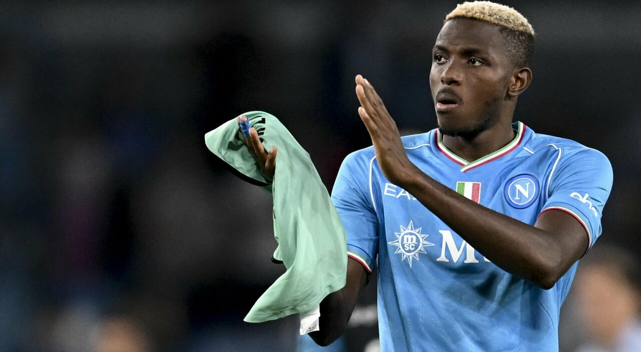 Napoli, Osimhen fuori a Lecce: il nigeriano non fa neanche il riscaldamento Napoli, Osimhen fuori a Lecce: il nigeriano non fa neanche il riscaldamento