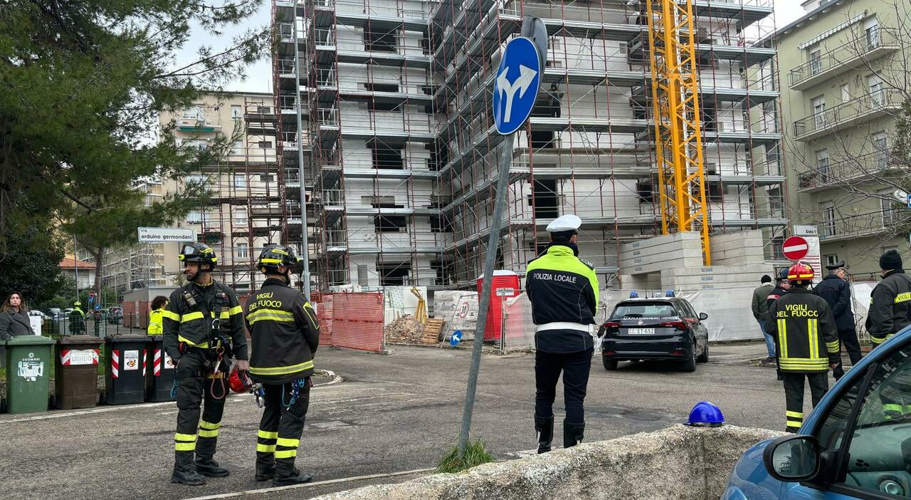 Non ricevono lo stipendio: due operai salgono su una gru a Tolentino e minacciano di lanciarsi nel vuoto