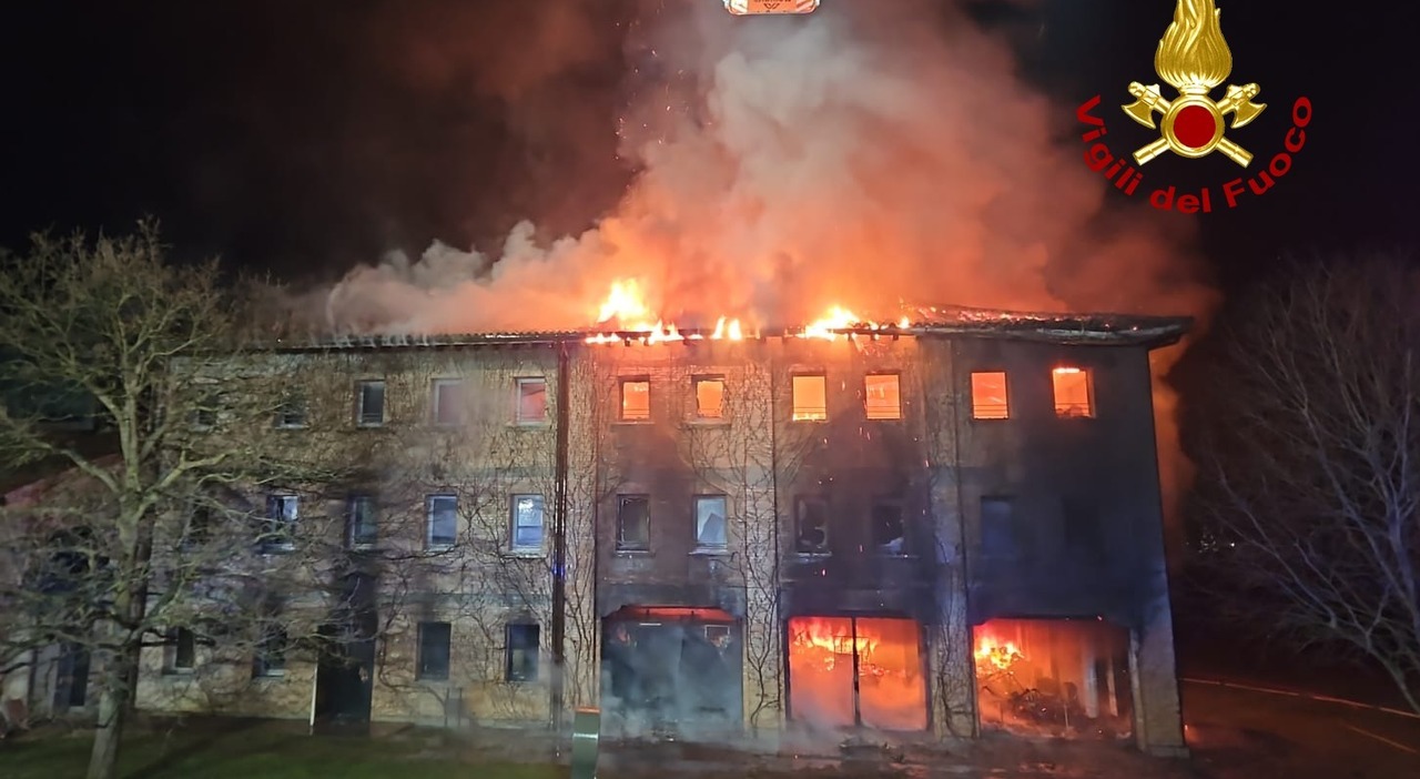 Maxi incendio rade al suolo il centro direzionale d H Farm: sul posto 10 squadre dei vigili del fuoco