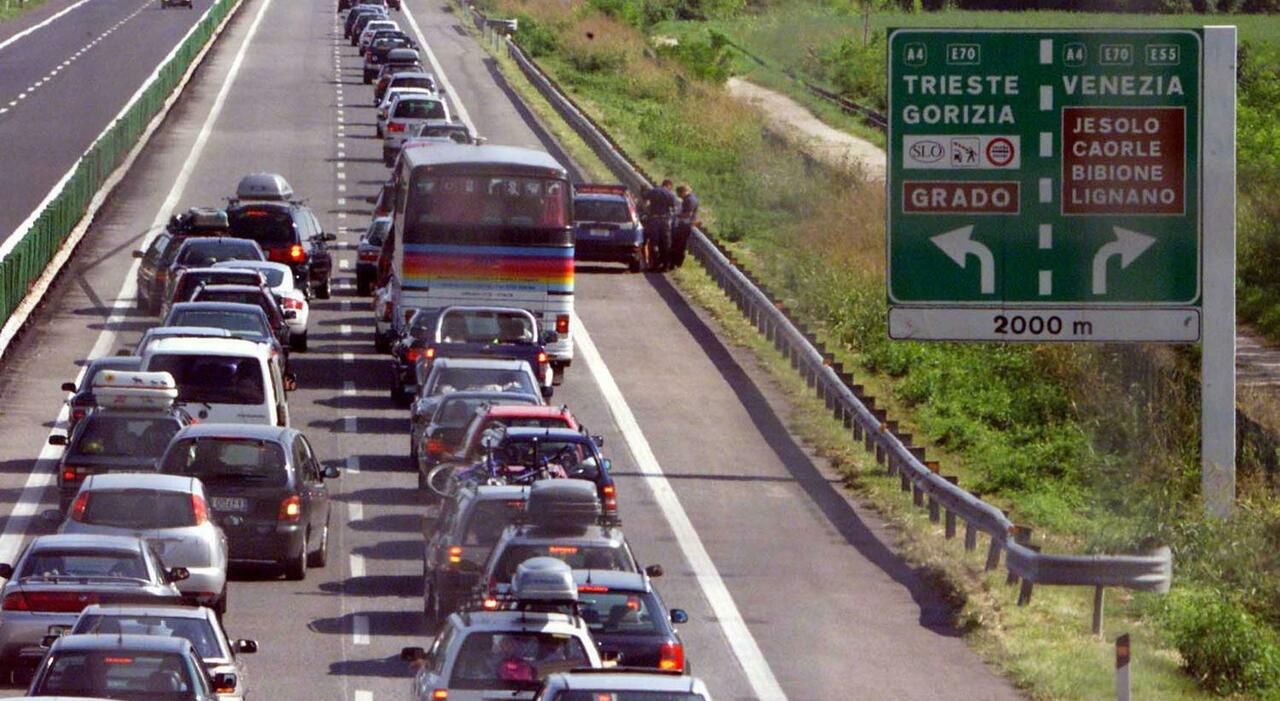 Tir pieno di benzina e solventi esce di strada in A23: chiuso per tutta la notte il collegamento con la A4 per le operazioni di bonifica