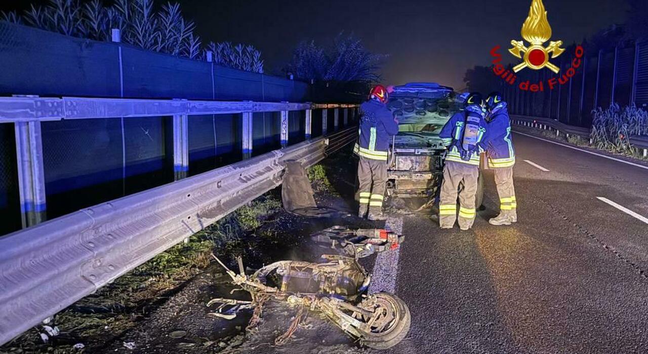 Incidente nella notte sulla complanare di Senigallia, auto travolge scooter e prende fuoco: morto un 58enne trascinato per 200 metri