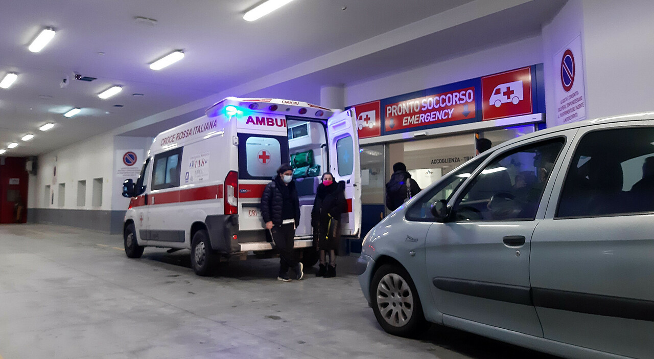 Agguato a Ponticelli, muore in ospedale: i parenti assaltano il pronto soccorso