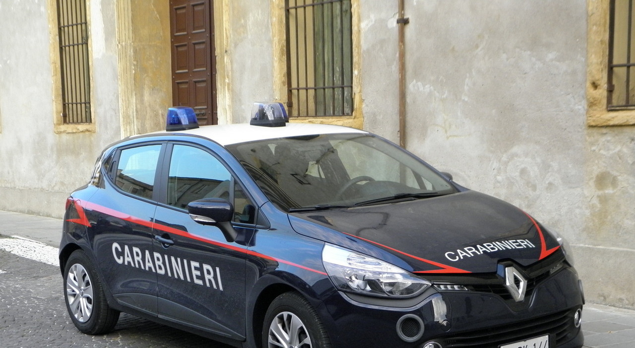 Uccide la moglie affogandola in casa nella vasca da bagno, poi chiama i carabinieri: femminicidio a Ravenna