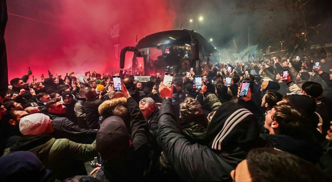 Napoli, il sogno scudetto, e Conte urla al megafono