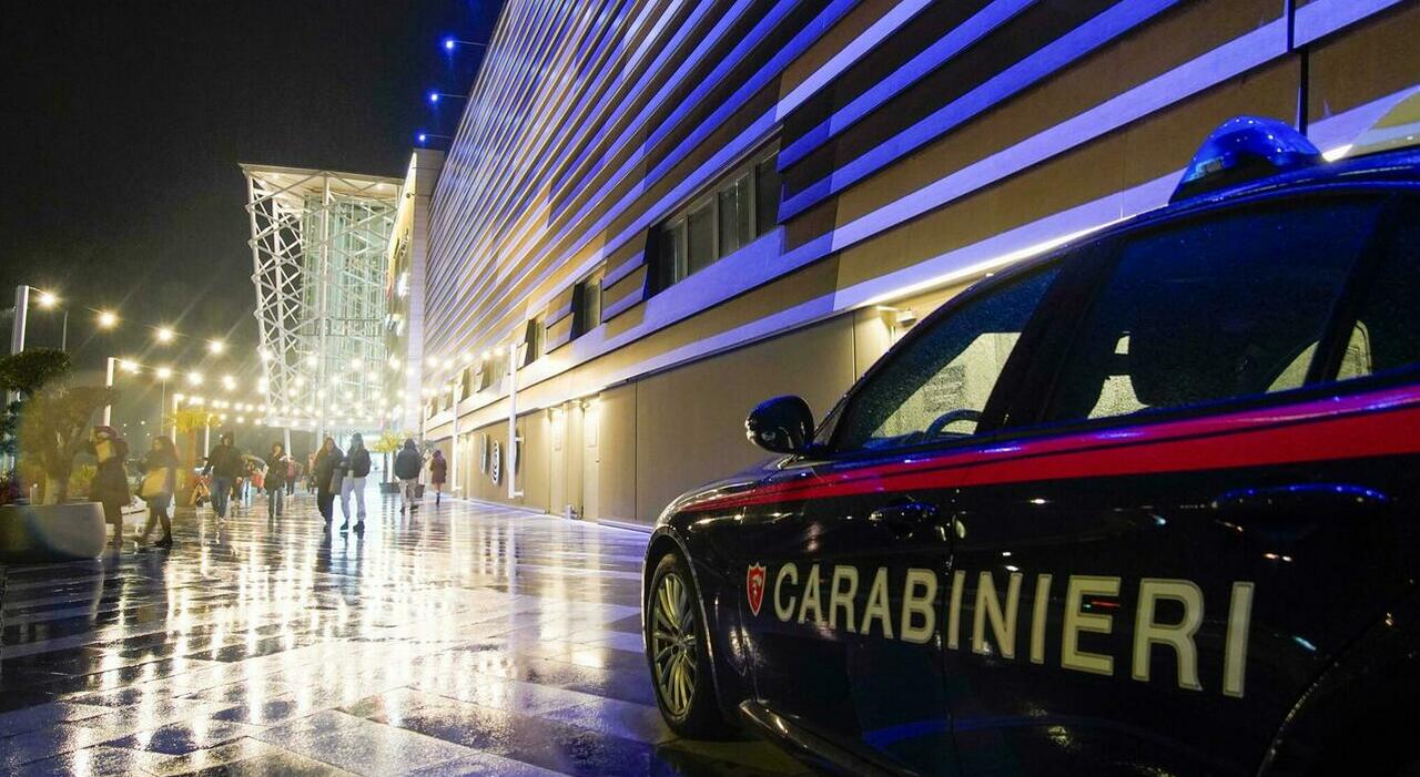 Rissa alla Nave de Vero, le bande di ragazzini si danno appuntamento il week end. I commessi: «Questa è la loro piazza, vengono a far casino»