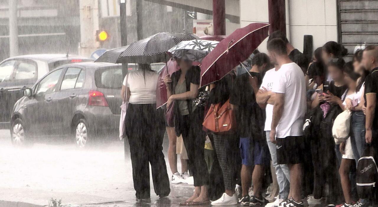 Il traffico è stato bloccato. Prevista allerta per le prossime 24/36 ore.