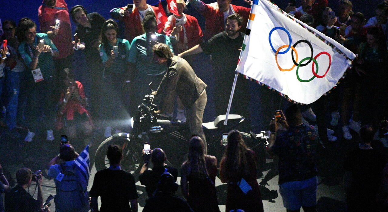 Juegos Olímpicos de 2024, ceremonia de clausura en vivo. Tom Cruise salta desde el techo del estadio y iza la bandera