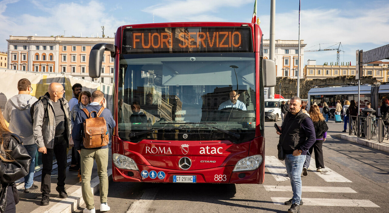 Sciopero venerdì 8 novembre, bus e metro fermi 24 ore dalle 5.30 (senza fasce di garanzia): Milano, Roma, Napoli, Torino, i servizi nelle città