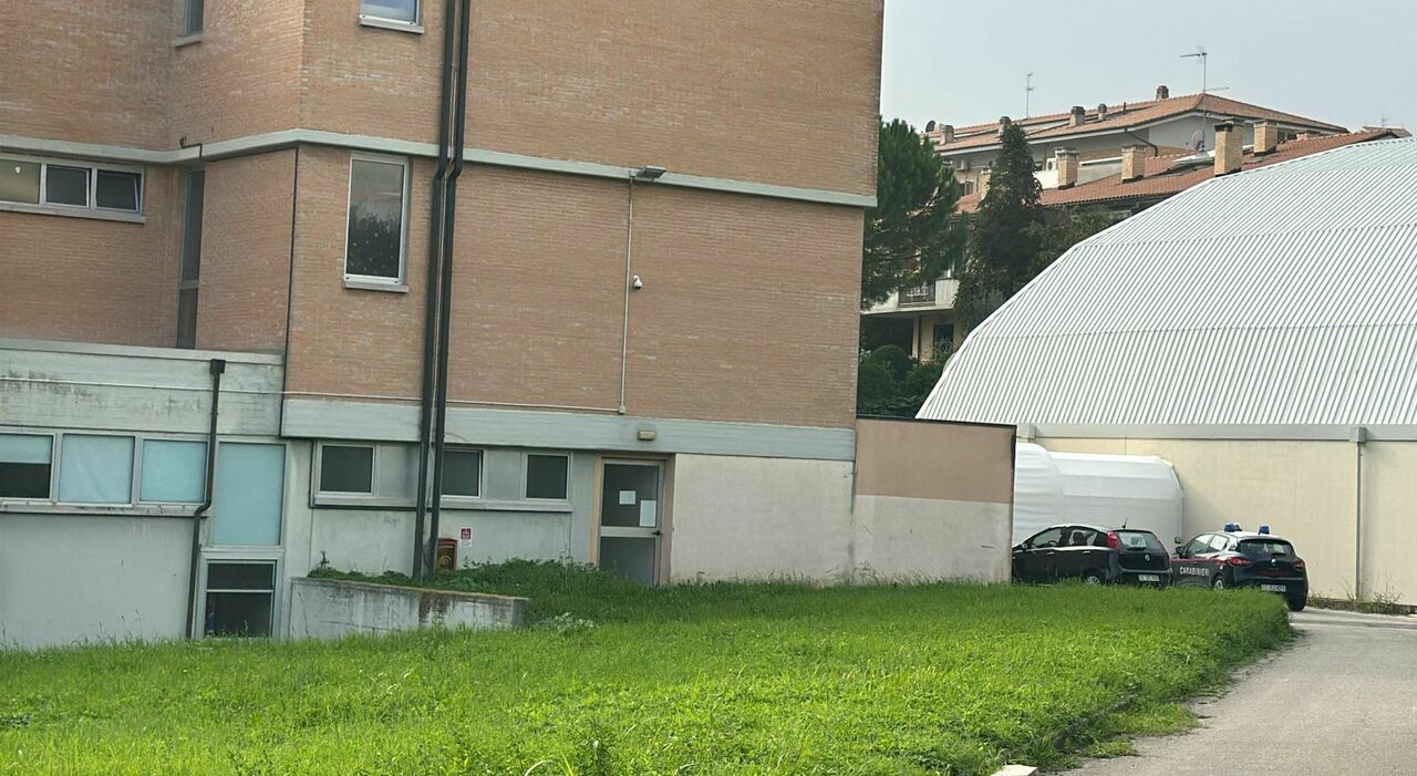 Recanati, studentessa di 15 anni precipita dal secondo piano del liceo Scientifico. Terminato l