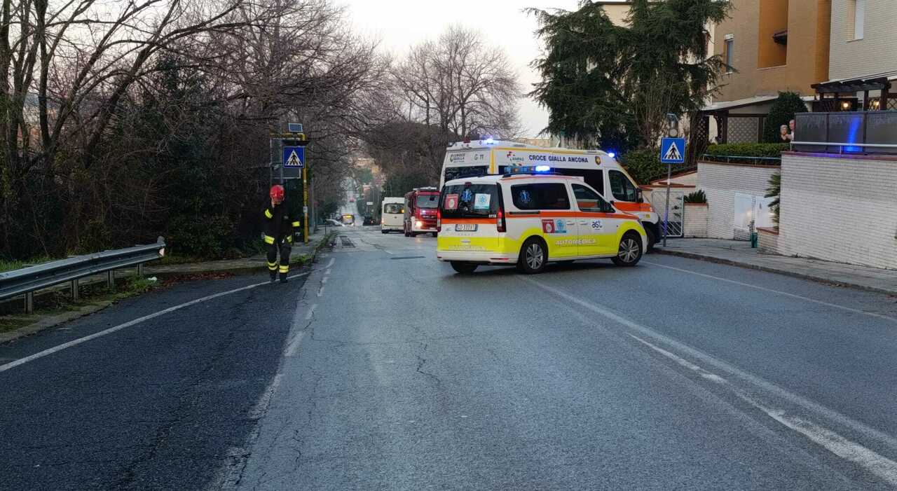 Macchina contro una colonna del gas, massima allerta a Torrette. Quartiere blindato: «Non uscite di casa e chiudete le finestre»