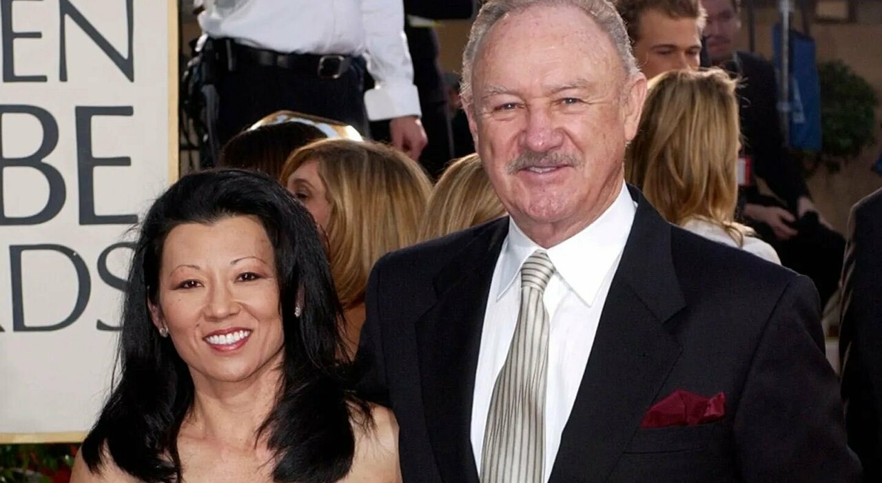 Gene Hackman e la moglie, la polizia: «Morti sospette, corpi in stanze separate e pillole a terra. Betsy in bagno senza vita da tempo»