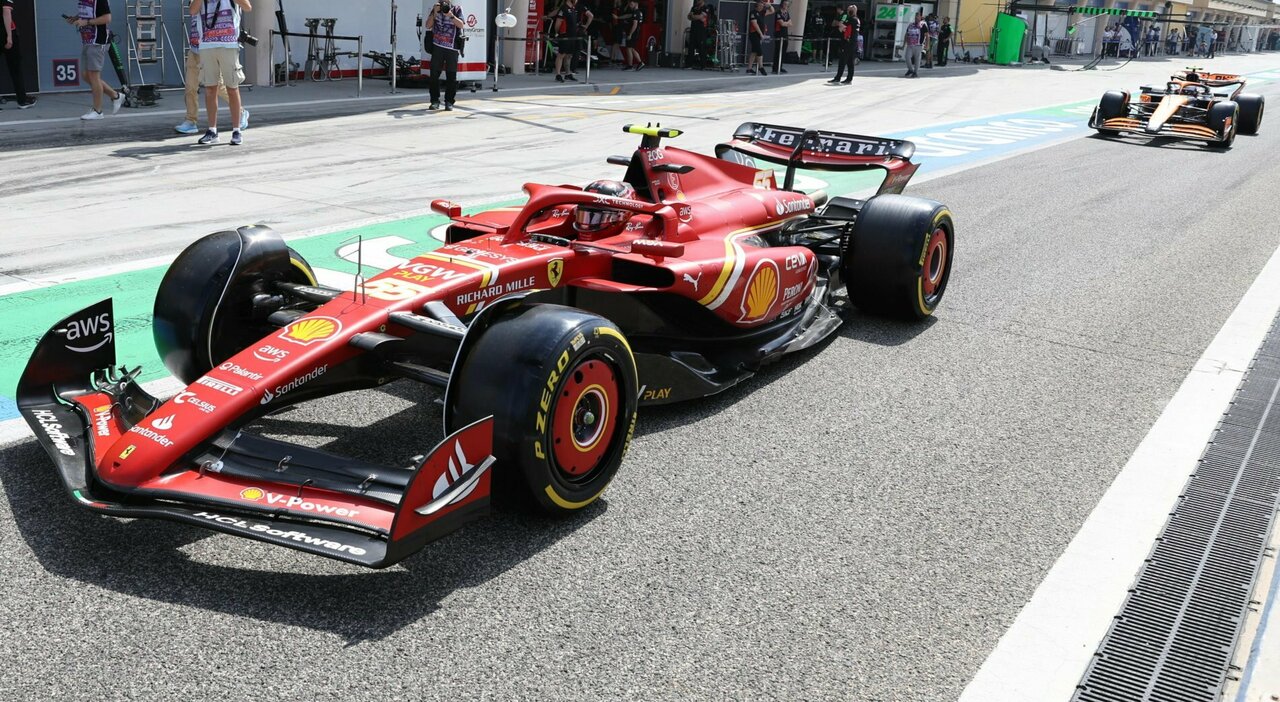 La Ferrari di Sainz mentre esce dai box