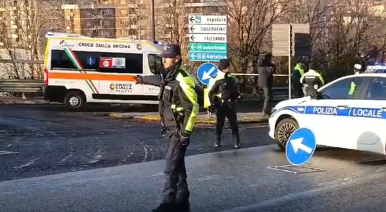 Incidente ad Ancona, auto si schianta contro colonna del gas: fuga di metano e strade chiuse. «Non uscite di casa»