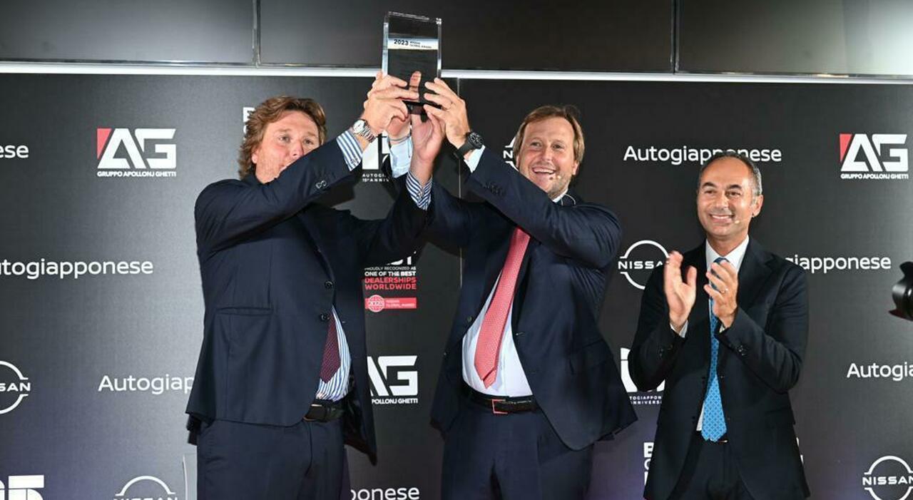 Il Presidente e AD di Nissan Italia, Marco Toro, ha consegnato il premio al titolare della concessionaria Marco Apollonj Ghetti