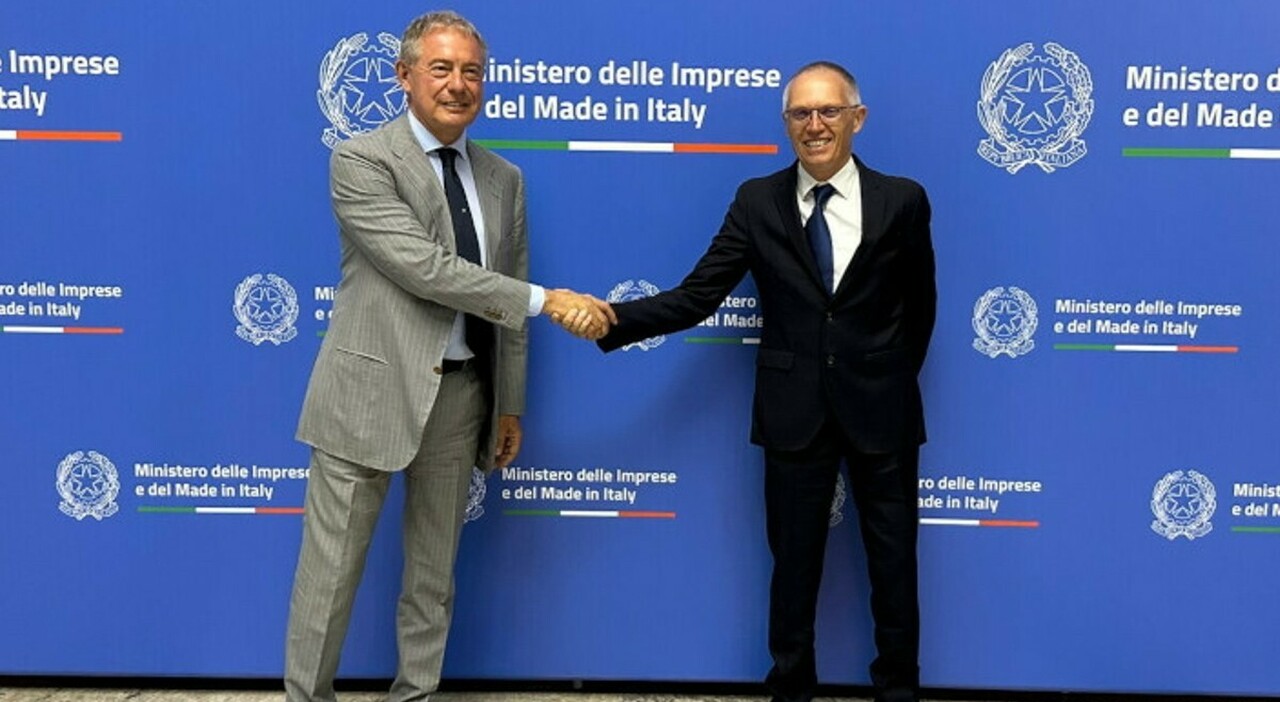 il ministro delle Imprese e del Made in Italy, Adolfo Urso con il ceo di Stellantis Carlos Tavares