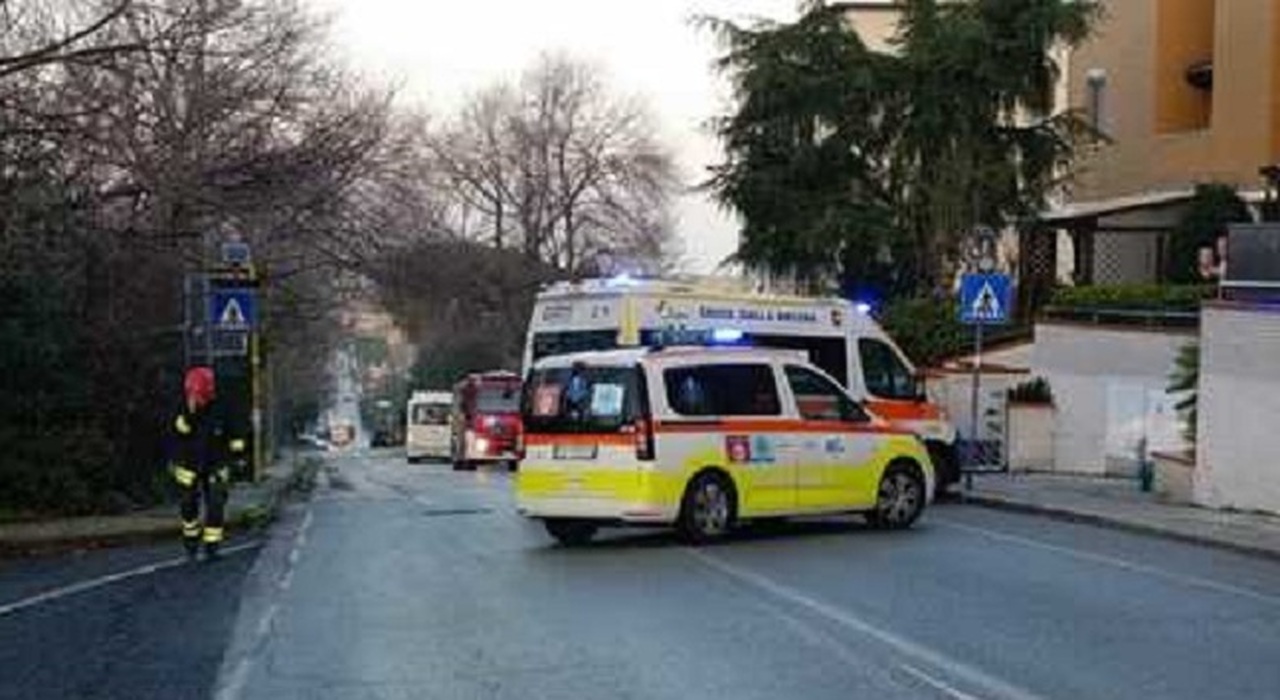 Auto contro una colonnina del gas, morti due pedoni investiti. Allerta fuga di metano: «Non uscite di casa e chiudete le finestre»