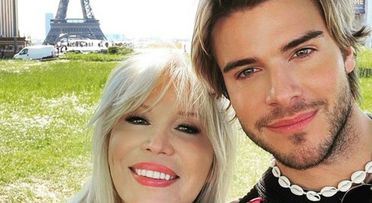 Amanda Lear innamorata a 82 anni: ecco il selfie con il nuovo baby fidanzato