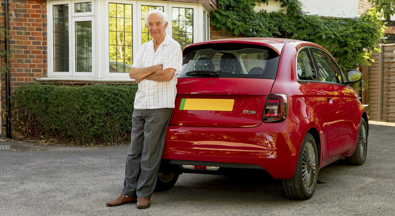 David Franklin con la sua nuova fiammante Fiat 500 RED elettrica