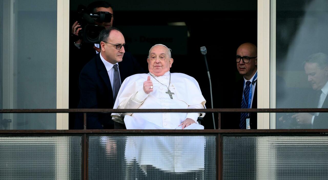 Papa Francesco, pollice alzato e benedizione: «Grazie a tutti». Bergoglio ritorna in Vaticano