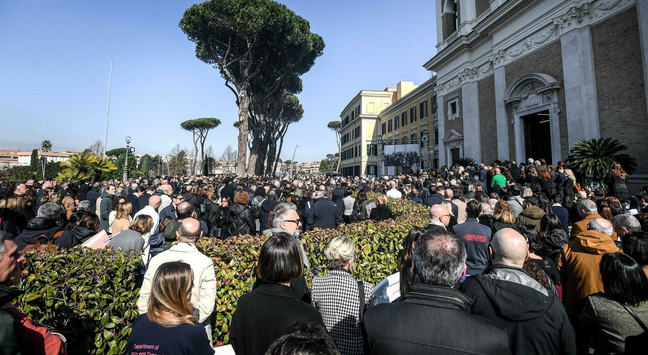 Funerali Giovanni Scambia, centinaia al Gemelli: lacrime per il luminare della ginecologia oncologica