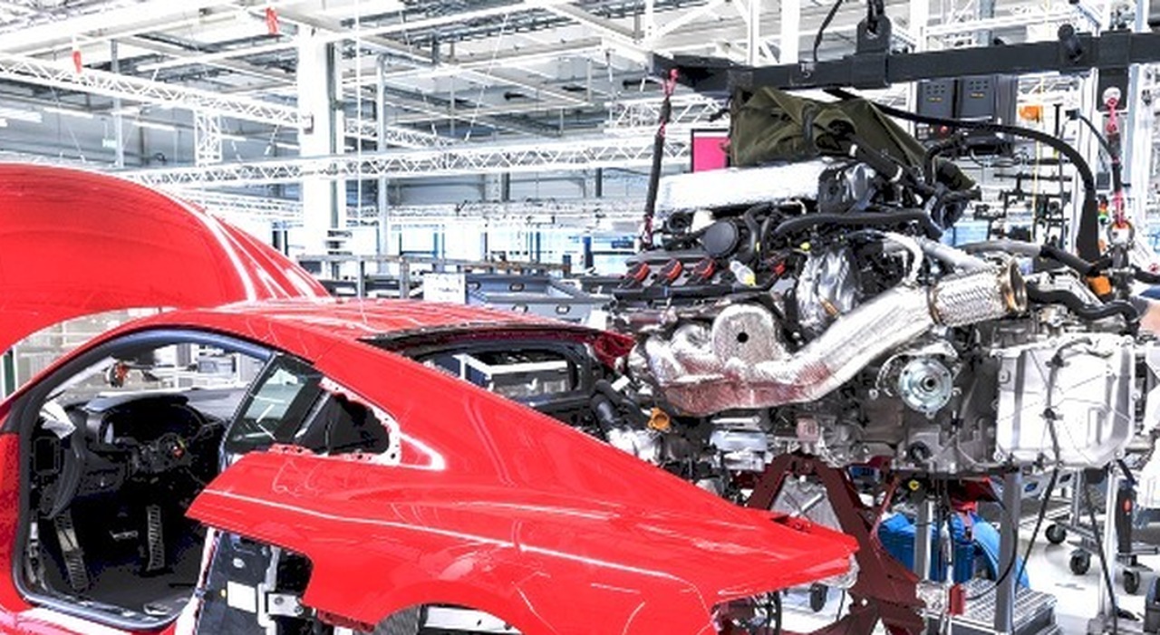 Un operaio in una fabbrica Audi in Germania