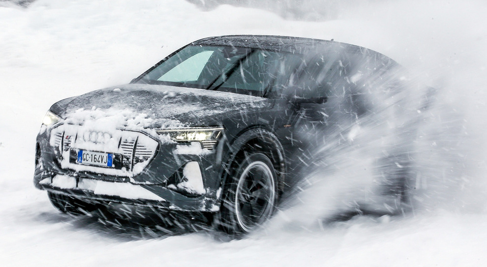 la nuova Audi e-tron S Sportback sulla neve di Cortina durante la prova
