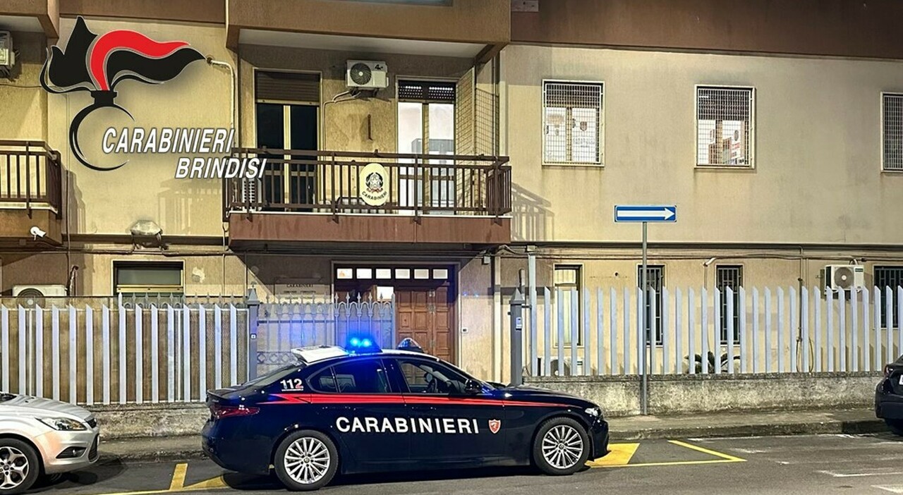 Rapina un disabile, inseguito e bloccato da carabiniere libero dal servizio: arrestato 21enne