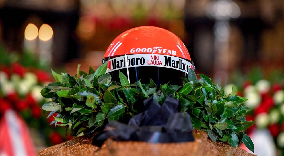 Il casco di Niki Lauda sulla bara