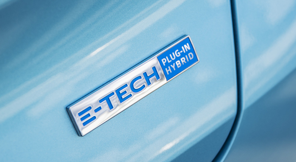 Il badge e-tech sul posteriore della Captur ibrida plug-in
