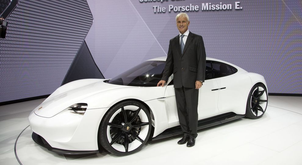 Mattias Mueller, ceo del gruppo Volkswagen, con la Mission E concept