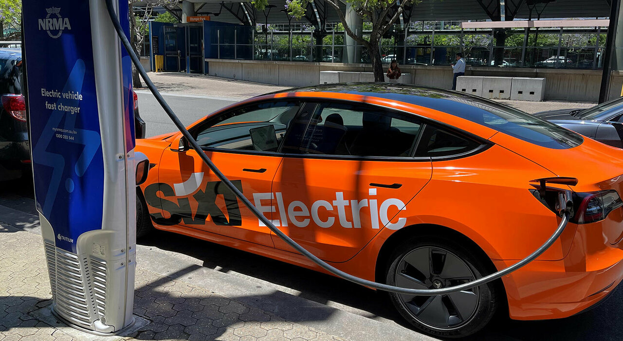 Sixt metterà a disposizione 20 nuovi modelli elettrici nella sua flotta di vari marchi, tra cui Tesla. Il piano coinvolge anche i sistemi di ricarica e le sedi operative che diventeranno carbon neutral entro il 2023