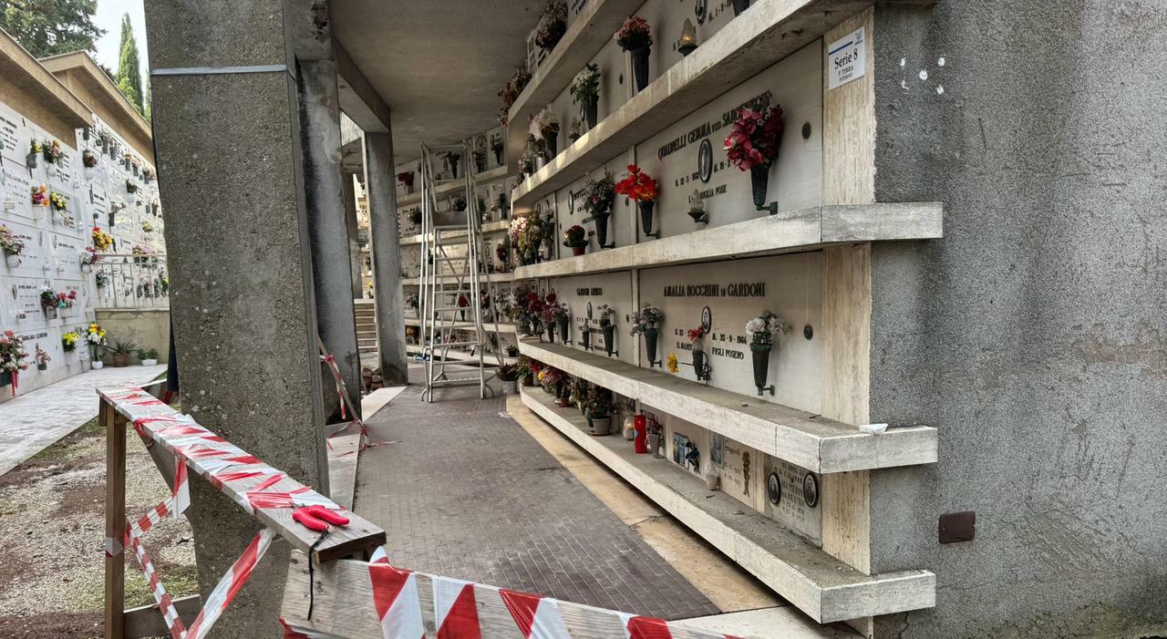 Ancona, vietato pregare sulle tombe: transenne e crolli, cimitero off limits