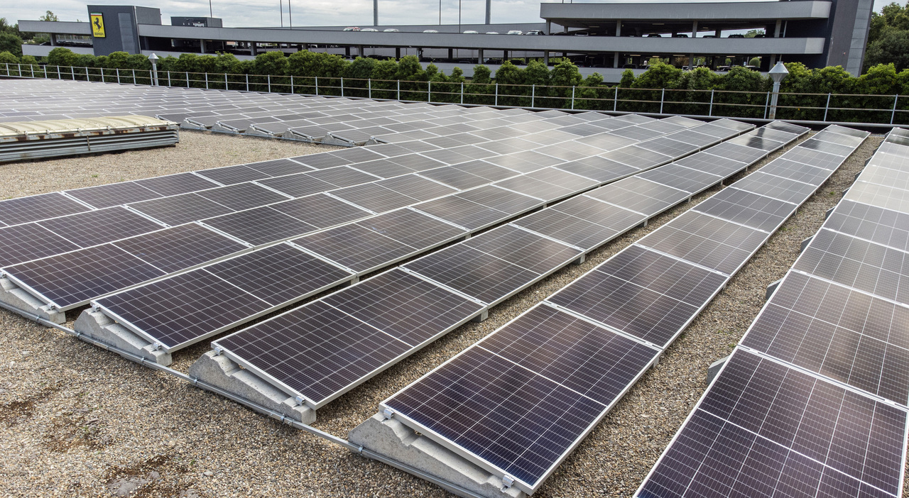 L'impianto fotovoltaico costruito da Enel X sul tetto dello stabilimento Ferrari di Maranello