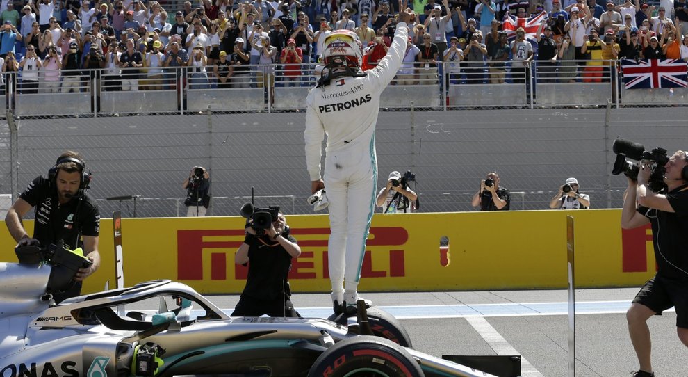 Lewis Hamilton saluta il pubblico dopo la pole in Francia