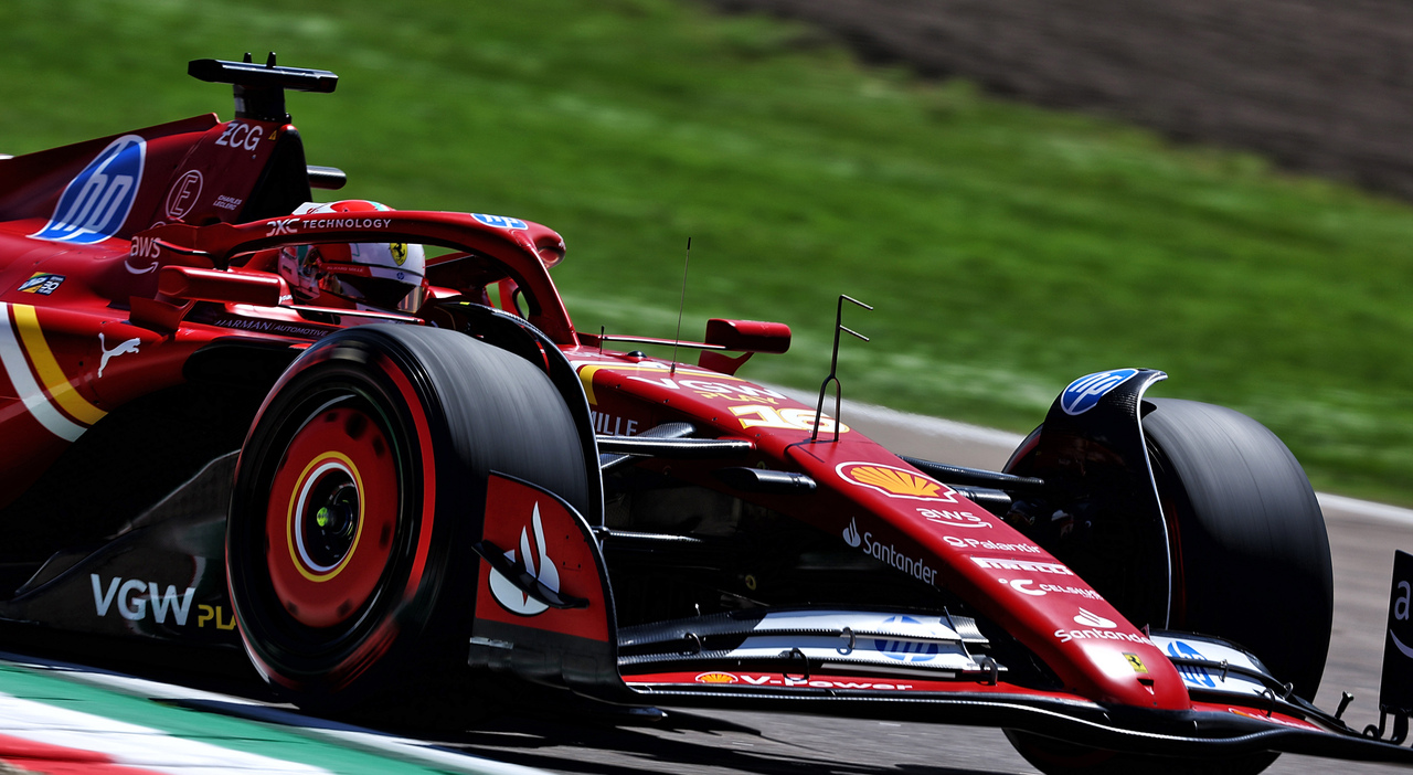 Charles Leclerc con la Ferrari aggiornata ad Imola