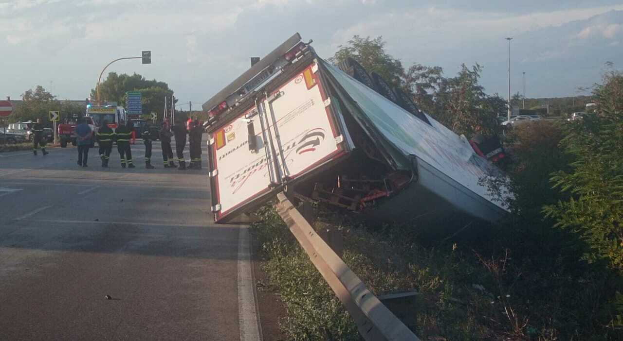 Incidente sulla Statale killer: tre morti e un ferito. Scontro tra auto e tir