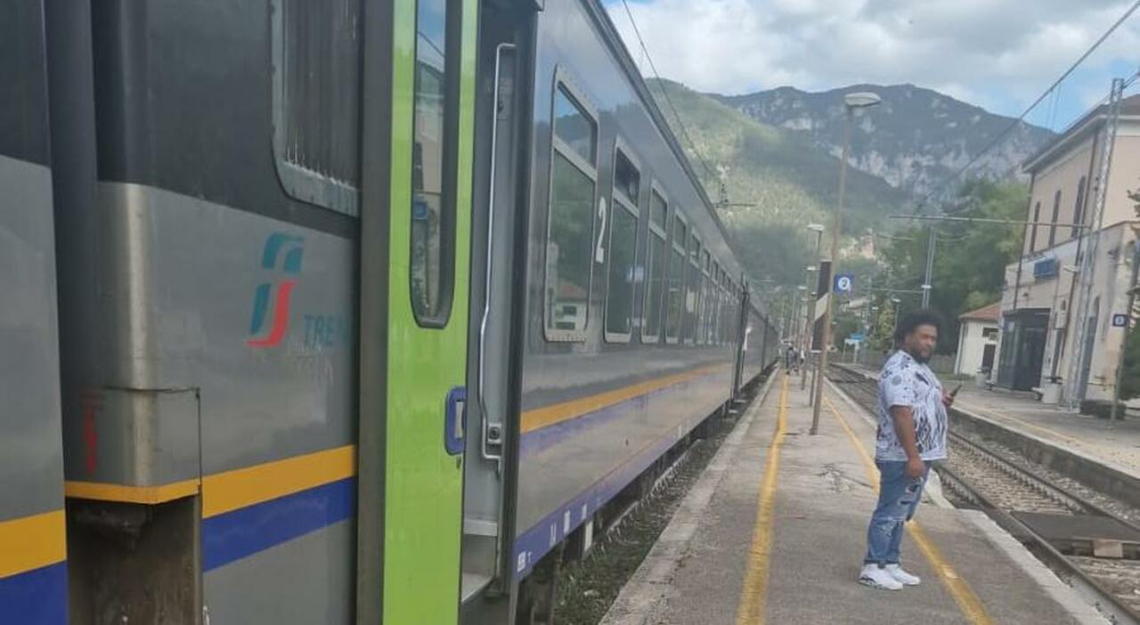 Il treno regionale da Roma si ferma a Genga: riparte dopo 55 minuti, c?è chi è scelto il taxi