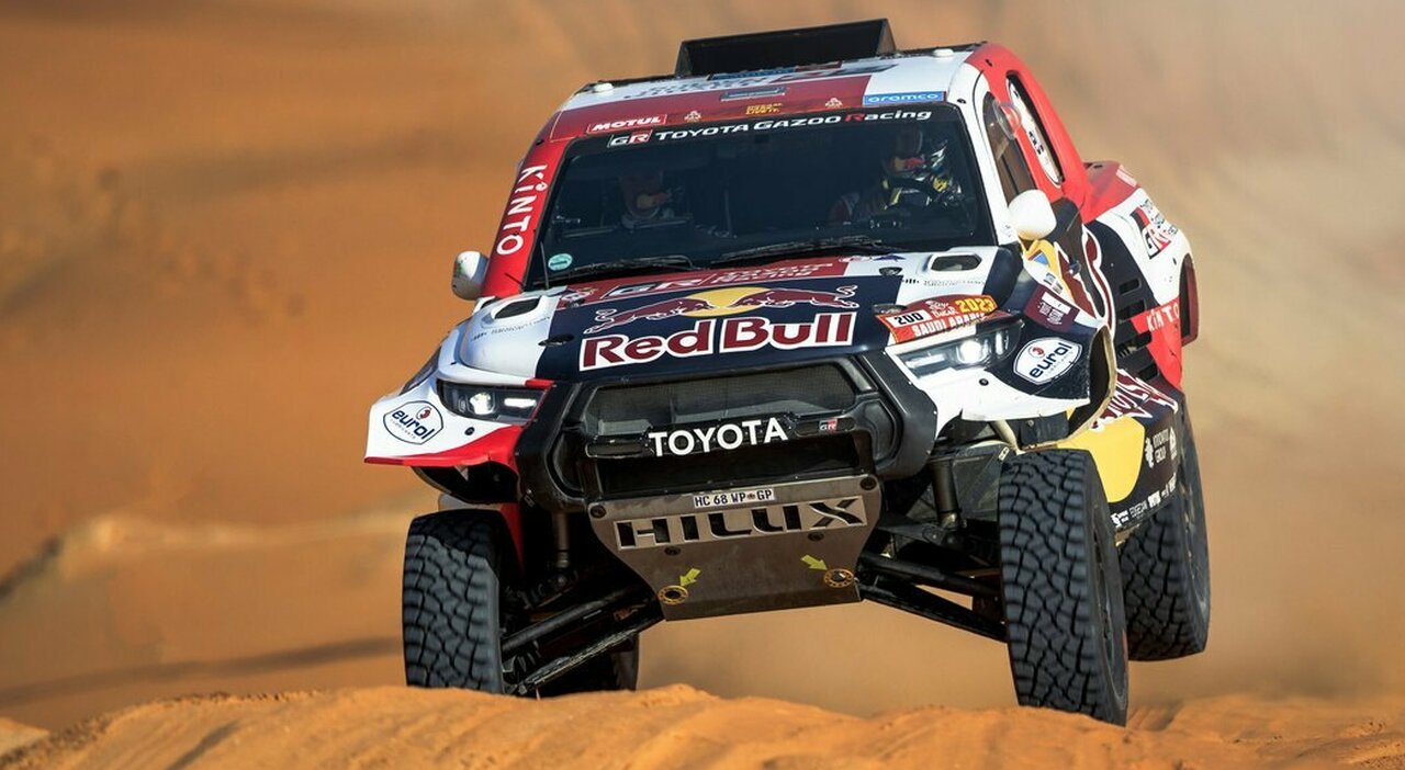 Il Toyota Hilux in testa alla Dakar