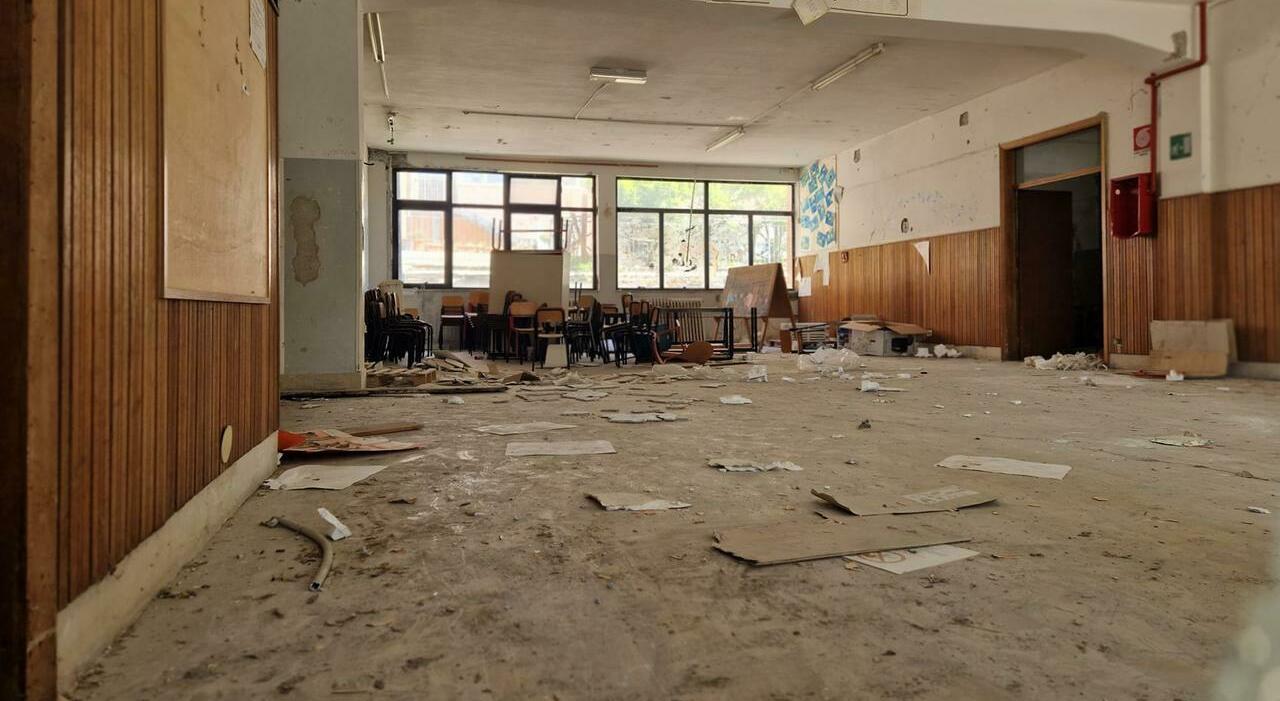 Botti, danni e finestre rotte: l?assalto dei baby teppisti nella scuola abbandonata. Presi due 12enni alla Savio, altri due in fuga