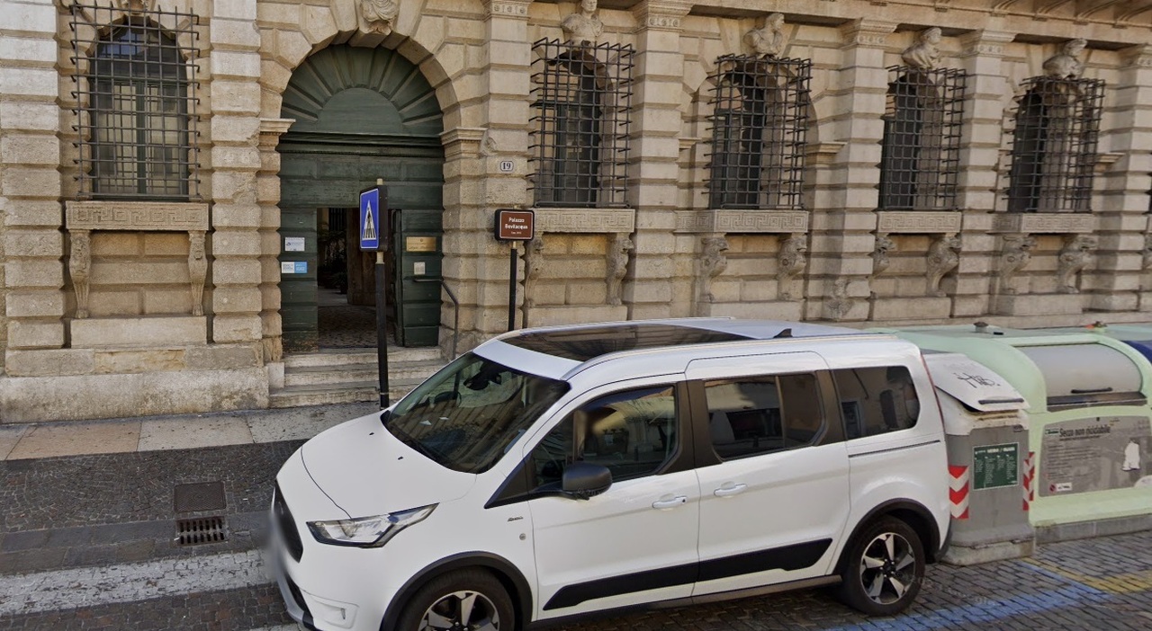 Studenti intossicati dallo spray al peperoncino a scuola: 12 ragazzi soccorsi e 8 ricoverati. Evacuata l