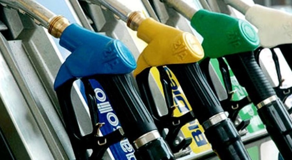 Carburanti, in Alto Adige i prezzi più alti. In Tirolo un risparmio di 20-25 euro per pieno