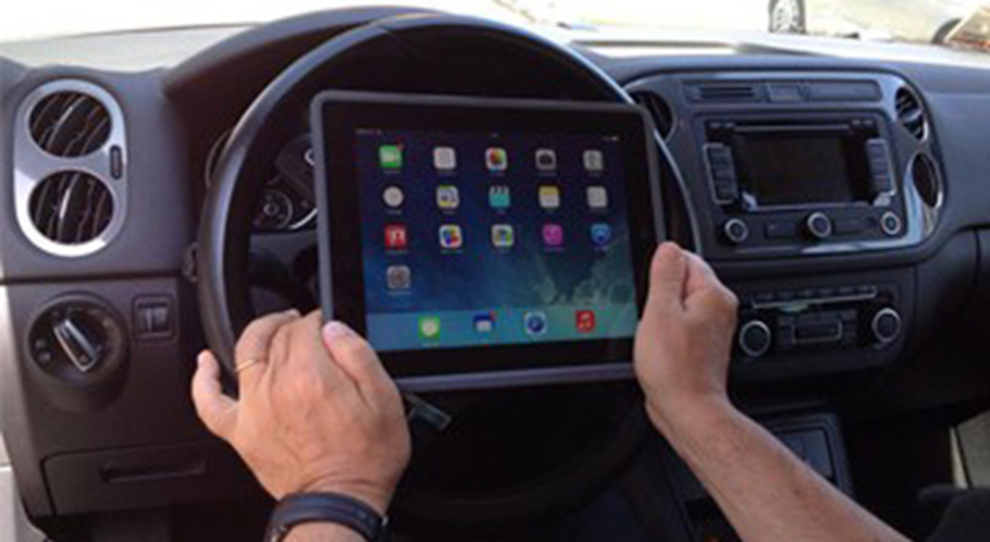 L'uso del tablet alla guida è un comportamento molto pericoloso
