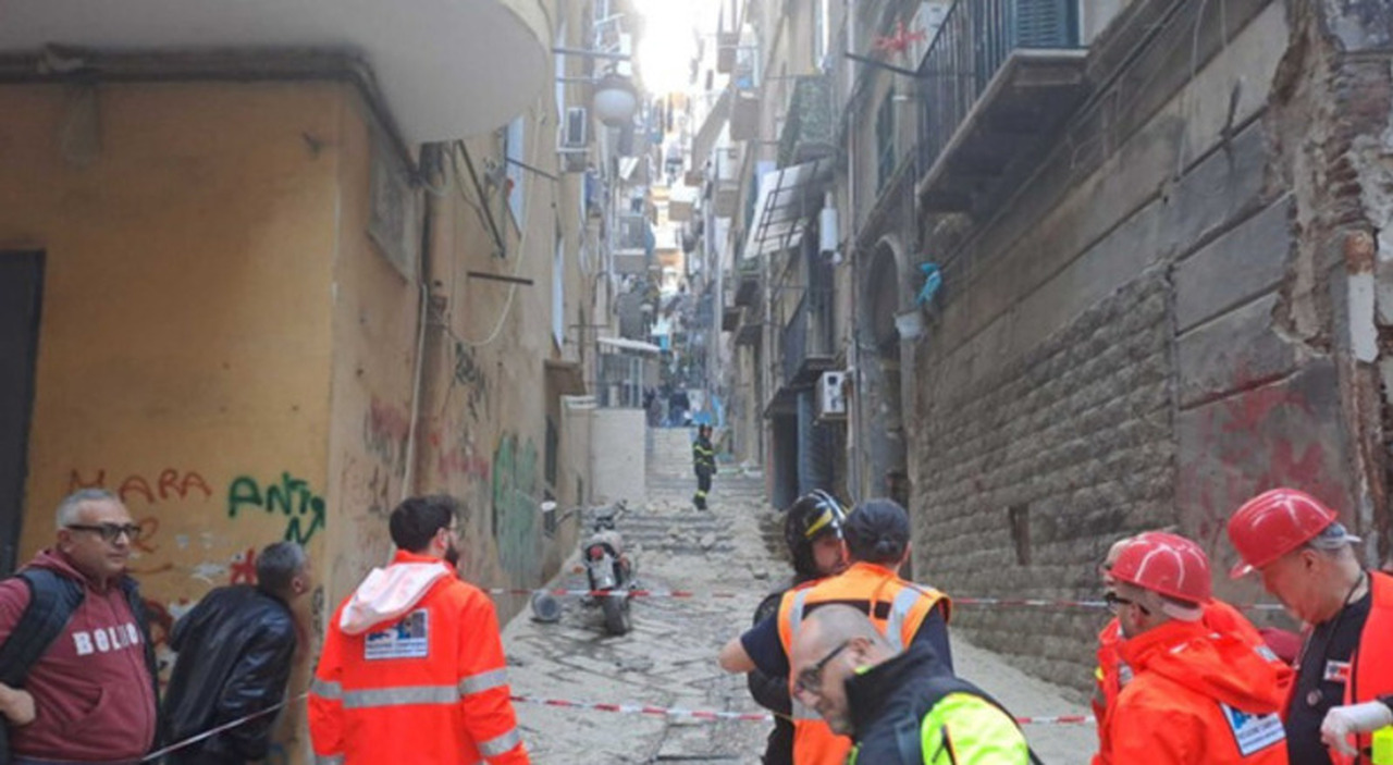 Napoli, forte esplosione ai Quartieri Spagnoli: crolla la facciata di un palazzo. Paura tra residenti e turisti: «C