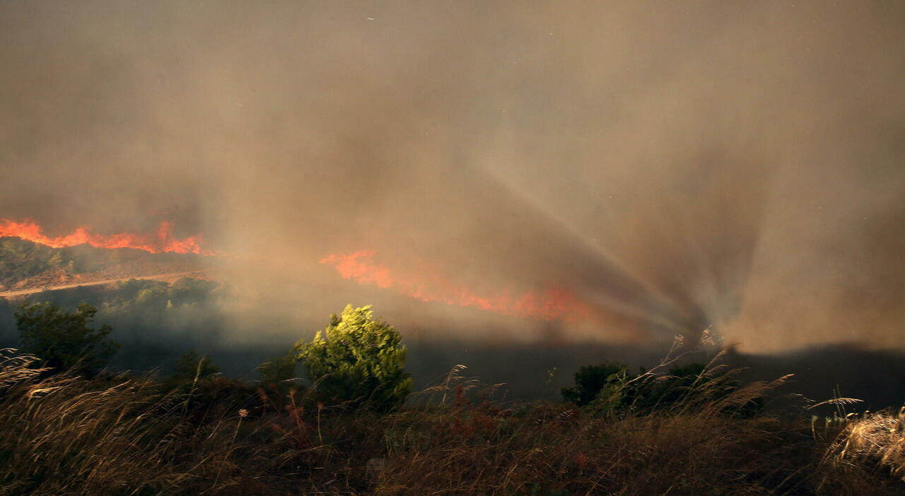 Incendi in Grecia, evacuata la città di Maratona. Allerta per le condizioni meteo estreme