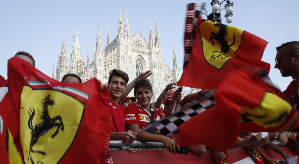 Festa Ferrari a Milano. Gp Monza resta fino 2024. Leclerc sogna:«Tra 5 anni? Su rossa da campione del mondo»