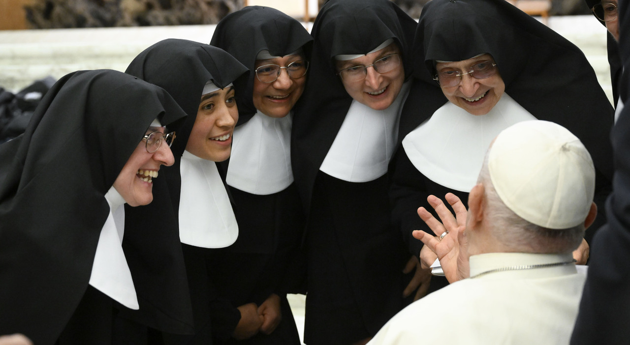 Papa Francesco prende in giro le suore: «Non siate acide, con la faccia d