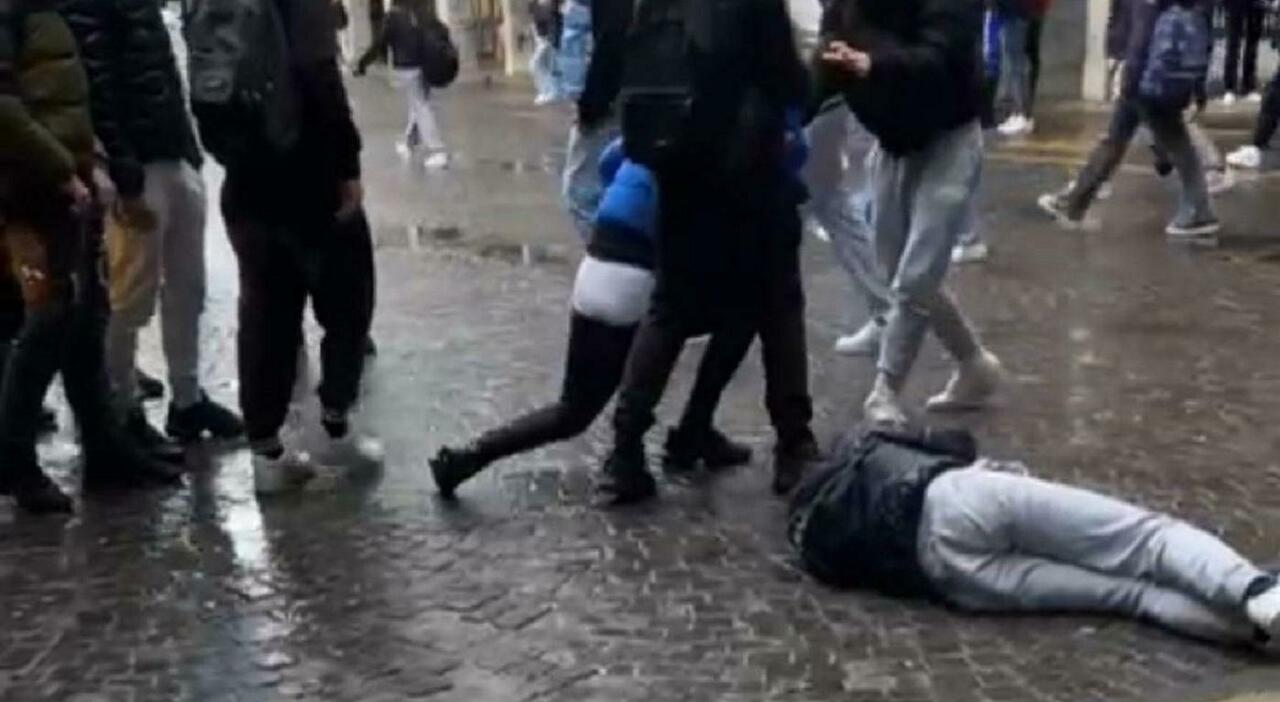 Violenza in stazione a Treviso. Baby bullo di 15 anni prende a calci due studenti, uno cade a terra e lui continua a colpirlo fino a rompergli il naso: denunciato