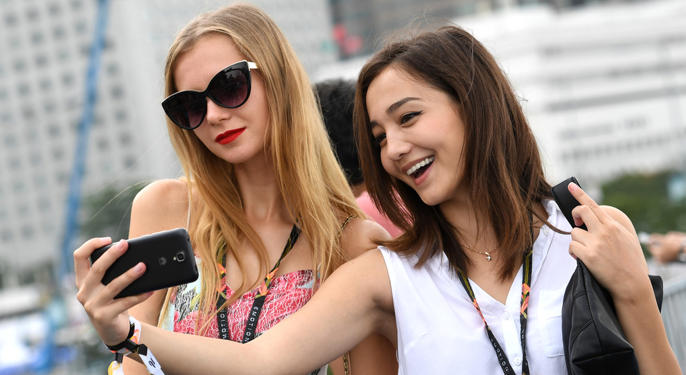 Due ragazze e un selfie in un ePrix